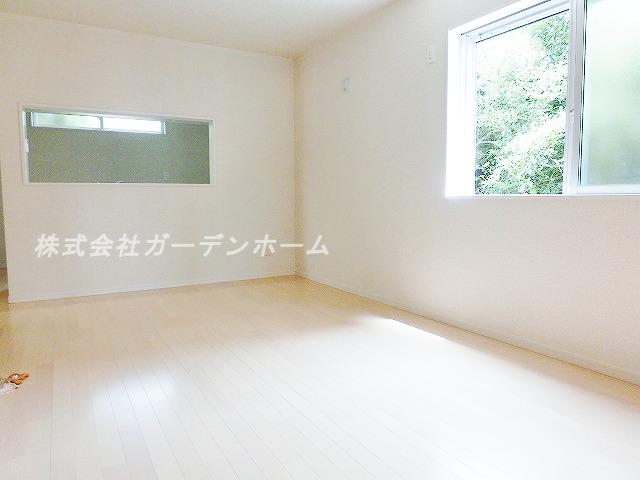 Model house photo.  ■ Wider family of smile in the bright living room ■