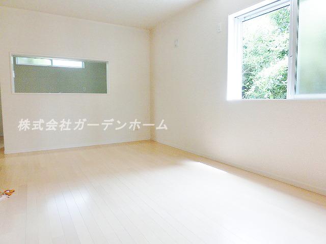 Model house photo. ■ Wider family of smile in the bright living room ■