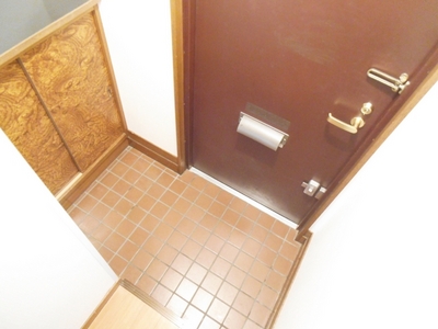 Entrance. It is the entrance with a cupboard