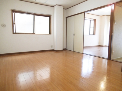 Living and room. spacious, Open-minded living there is also a window!