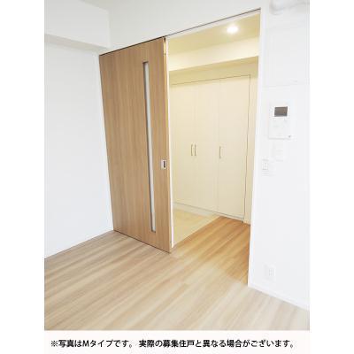 Living and room. Sliding door that does not take place in the opening and closing. 