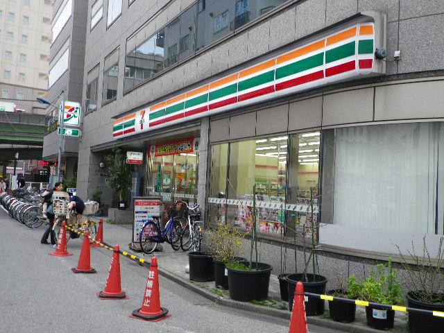 Convenience store. Seven-Eleven, Kita-ku, Higashitabata 1-chome to (convenience store) 394m