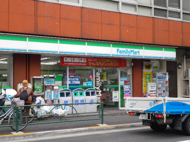 Convenience store. FamilyMart Tabatashin cho-chome store up (convenience store) 411m