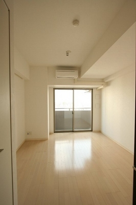 Living and room. Uncluttered space of the white wall in the flooring