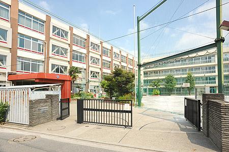 Junior high school. 476m to the North Ward Takinogawa autumn leaves junior high school