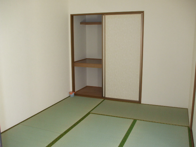 Other room space. Storage with Japanese-style room 6 quires between 1