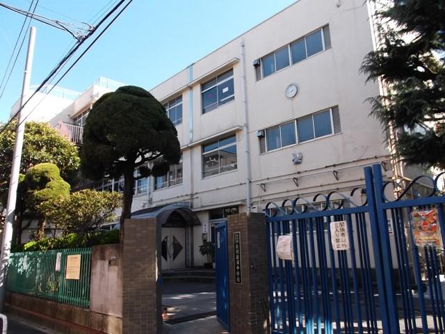 Junior high school. 900m to the North Ward Akabaneiwabuchi Junior High School