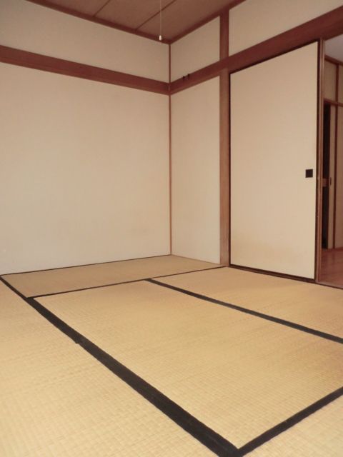 Living and room. 6 is a Pledge of Japanese-style room! 