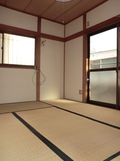 Living and room. Japanese-style room is still warm! 