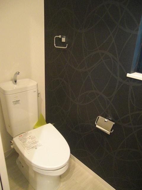 Toilet. Stylish restroom using Tezain pattern wallpaper