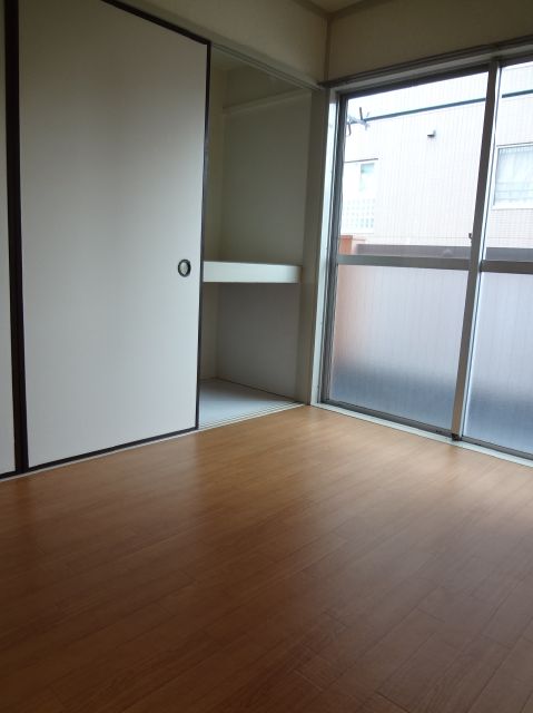 Living and room. Western-style 3 Pledge and storage plenty of storage in one between a half