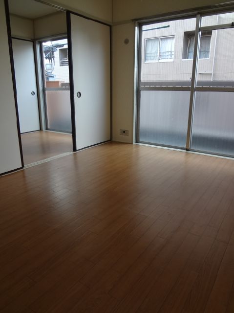 Living and room. Western-style is 6 Pledge