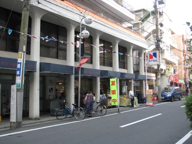 Shopping centre. Enumato until the (shopping center) 210m