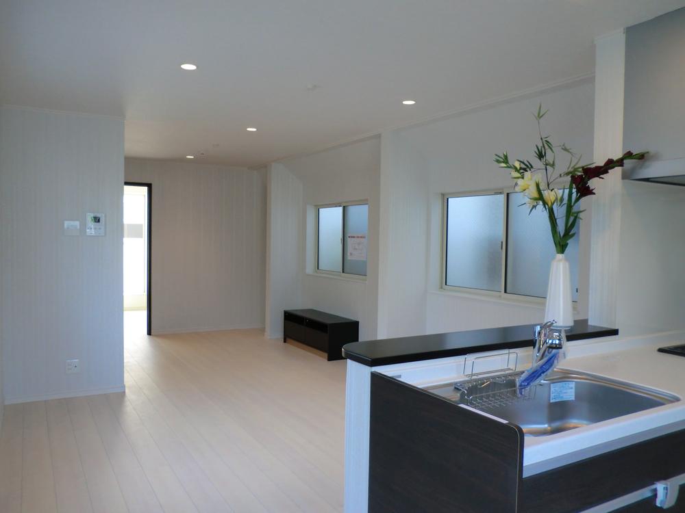 Same specifications photos (living). Same specifications photos (living) Living flooring adopts special olefin sheet to be long-lasting beauty. There is a strongly excellent scratch resistance to sunburn.