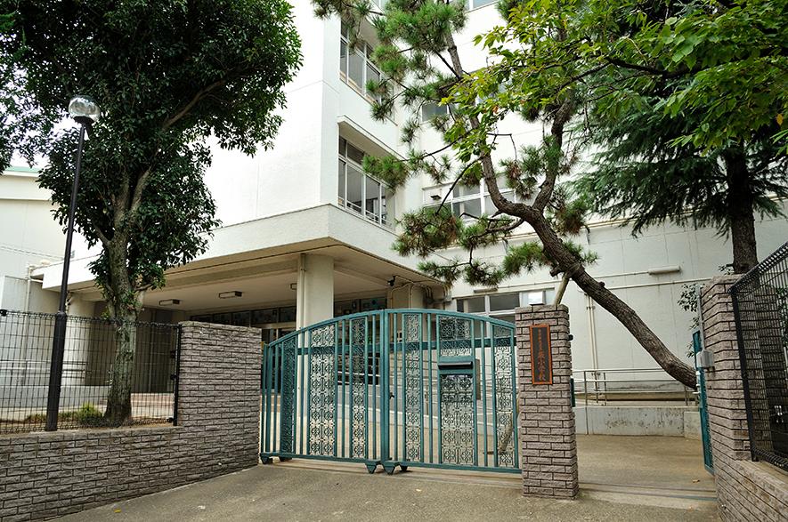 Other. Photo is a 4-minute walk of the bag elementary school. Return path kindergarten also has a 4-minute walk, 6-minute walk to the Kirikeoka junior high school, etc., Trimmed also educational institutions and public facilities. It gives us the convenience and moisture to the living, It can be said that the balanced location of balance.