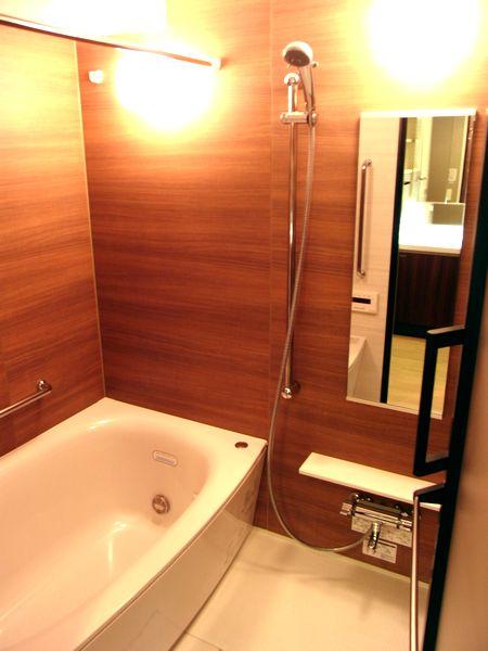 Bathroom. Whirlpool ・ Massage shower head ・ It is a high-spec unit bus equipped with a dimming function.