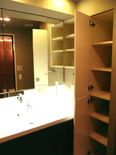 Wash basin, toilet. Large mirror outstanding storage capacity of the sanitary room is a hotel-like.