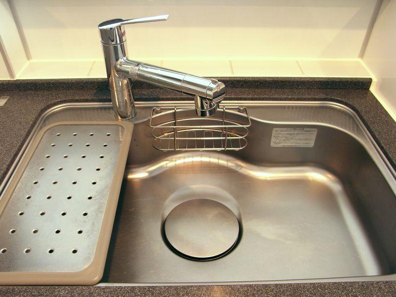 Kitchen. The type of faucet extending the all-in-one. Here it is also beautiful.