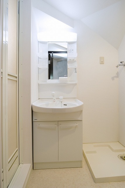 Washroom. Wash basin equipped independent!