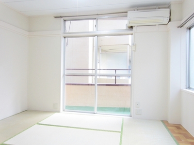 Living and room. 6 is a Pledge of Japanese-style room ☆