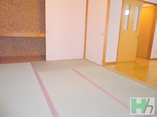 Living and room. Storage also firmly equipped It is a serene Japanese-style.