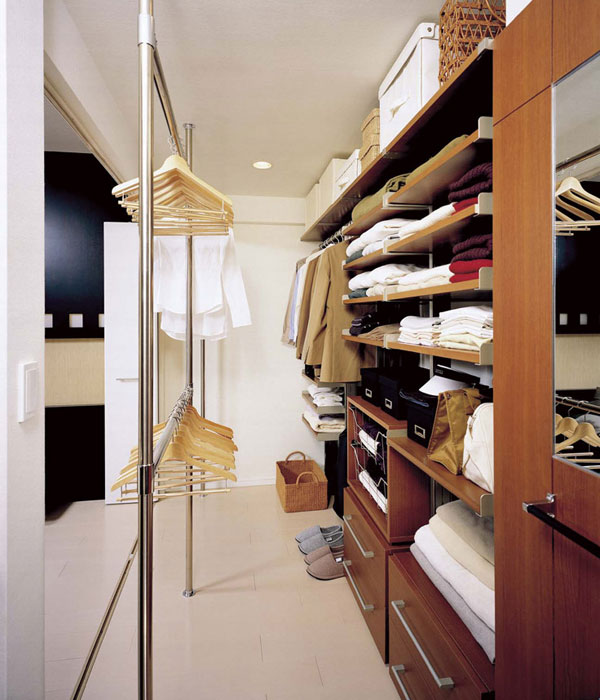Interior.  [Big walk-in closet] Nor it can enter and exit from the hallway from the living room, It can also be stored, such as suitcases or golf bags, Providing a superior big walk-in closet in usability. It has secured the width up to about 2.6 tatami, It can be used as a storage space of the family shared. Also it can be stored with plenty of memorabilia of going to increase family every time to go through the time.