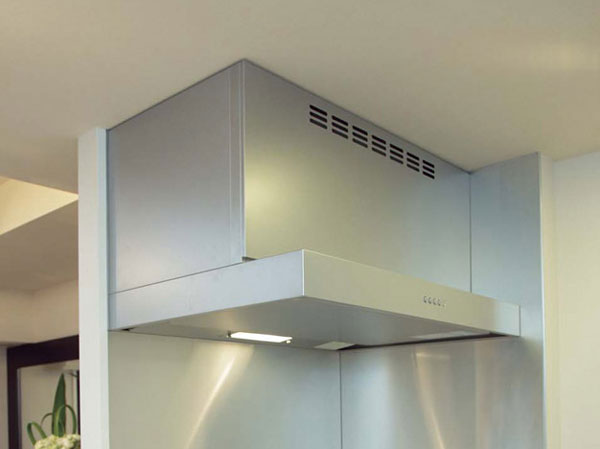 Kitchen.  [Current plate with a range hood / Kitchen Panel] With the current plate to increase the suction force of the exhaust fan, Steam or hot air, You can strongly exhaust the oily smoke. Stainless tone kitchen panel, Easy to clean because there is no joint compared to the tile.