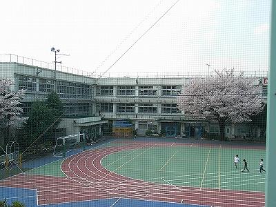 Primary school. 2-minute walk from the 140m prince third elementary school until the prince third elementary school