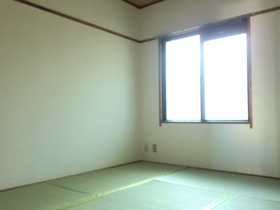 Living and room. There is also a Japanese-style room! 