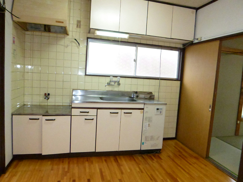 Kitchen. Gas stove installation Allowed!