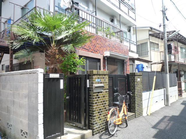 Entrance. Building appearance