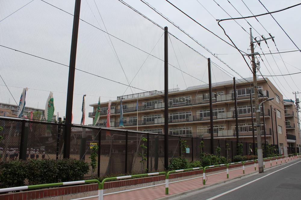 Primary school. To Kita-ku Tatsunishi Ukima elementary school 750m whole school student 603 people. Founded is 55 years of elementary school. Education goals  ・ Definite learning ・ Warm heart ・ Healthy body ・ Strong force It has set four of.