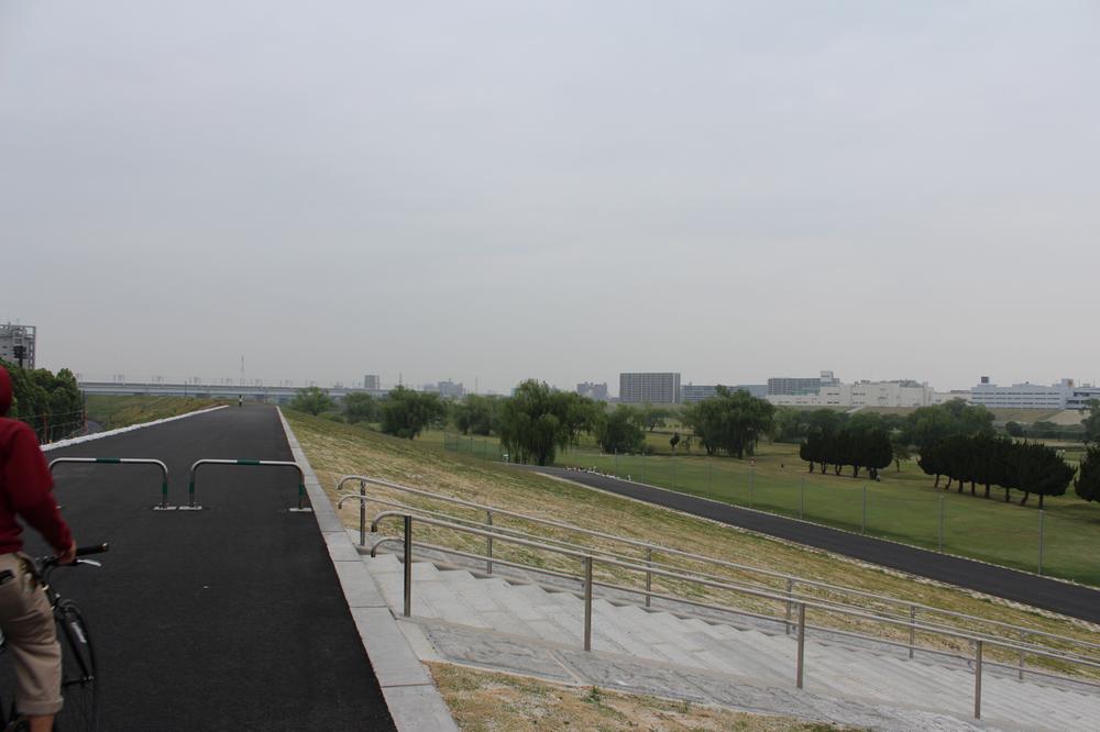 Other Environmental Photo. Dry riverbed of 860m Arakawa to Arakawa river is refreshing. People to cycling and jogging. Spread the course of Akabane Golf Club of 23 wards only membership golf club in the under eyes.