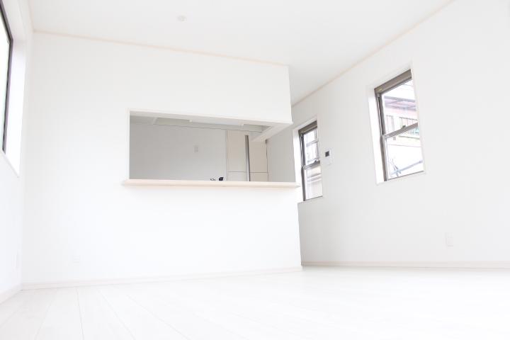 Living. Building 3 of 16 tatami mats of living. South ・ east ・ It has taken the lighting from the west and three directions, The building also does not have adjacent pat ventilation not only per yang. (At 2013 20 October 11) Shooting