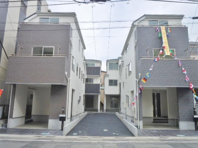 Local photos, including front road.  [Hawk Town Ukima 4-chome] The building area is a spacious 112 sq m more than in all 4LDK in the south road.