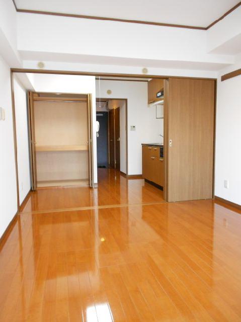 Living and room. A spacious space by opening the door ・  ・  ・ 