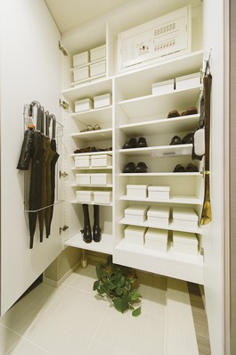  [Entrance storage] Family tall type that everyone's shoes and umbrella can store plenty. Easy-to-use movable shelf board has been adopted.