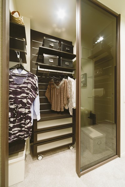  [Walk-in closet] Easy-to-use design that shelf or hanger pipe was equipped. Bag from a long black coat, You can clean hold up hat.