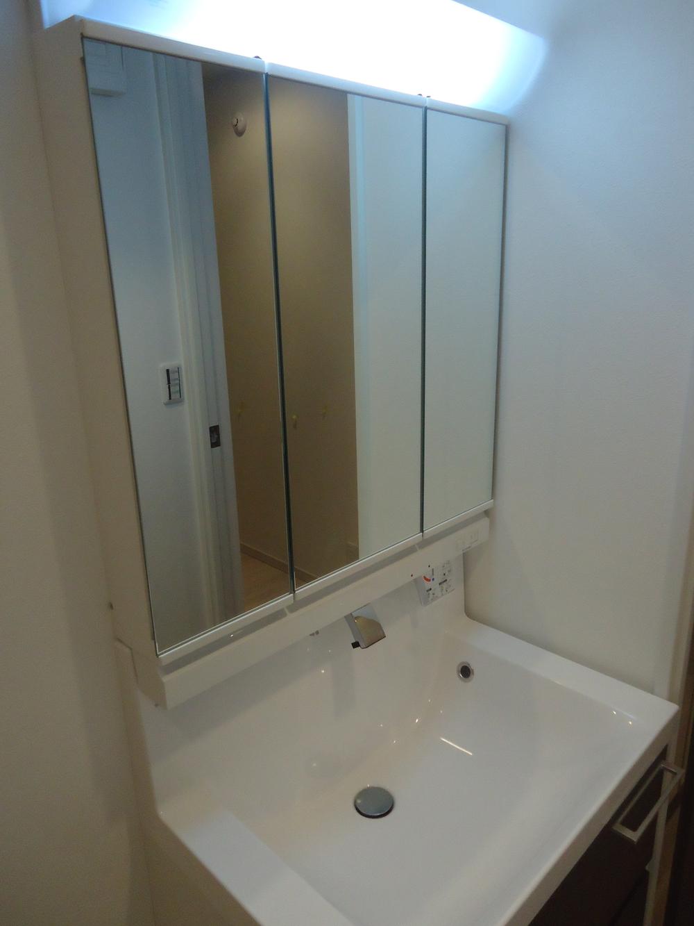 Wash basin, toilet. Indoor (11 May 2013) Shooting