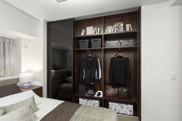 The Western-style (1) available in three series of closet that is up to ceiling height. Convenient you can store plenty