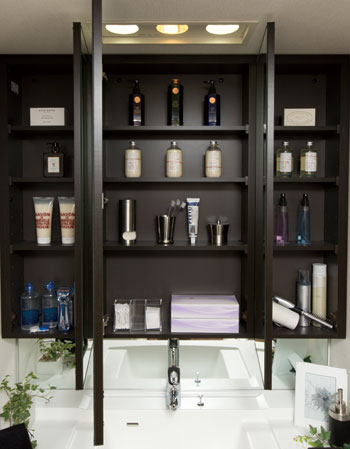 Bathing-wash room.  [Three-sided mirror back storage] With a movable shelf storage that can store plenty. (More than the published photograph of the C type (pre-sale))