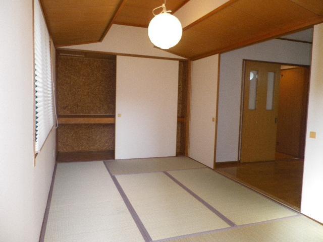 Living and room. Storage also firmly equipped It is a serene Japanese-style. 