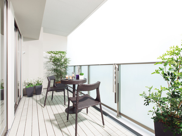 Interior.  [balcony] living ・ From spreading outside of the dining, Enjoy pleasant open cafes and gardening, Clear the depth 1.8m a balcony.