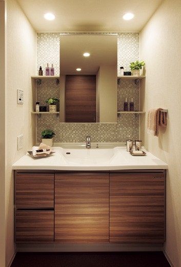 Bathing-wash room.  [Powder Room] The back of the vanity mirror, Ensure the storage of such as toiletries is clean and dispose of.