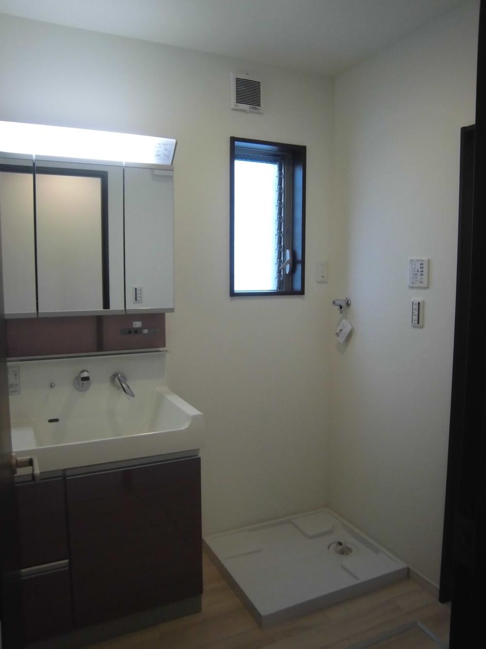 Wash basin, toilet.  [Example of construction] Three-sided mirror