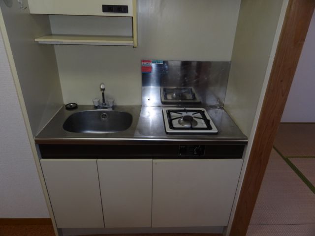 Kitchen. 1-neck with gas stove