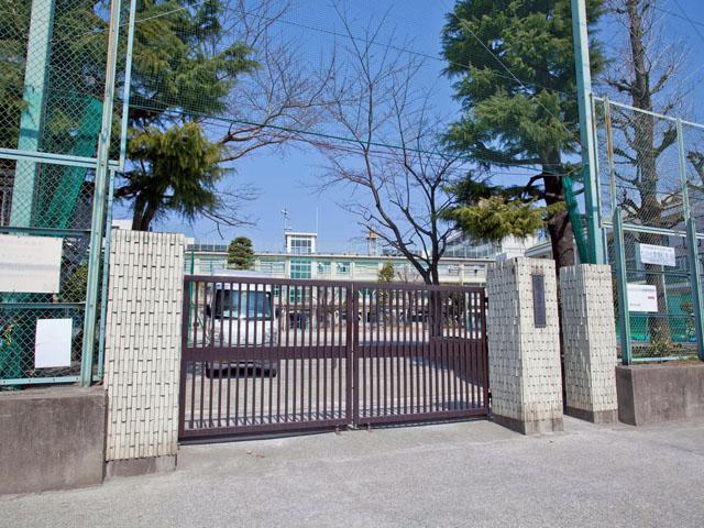 Junior high school. 840m to the north-ku, junior high school with Tatsuine