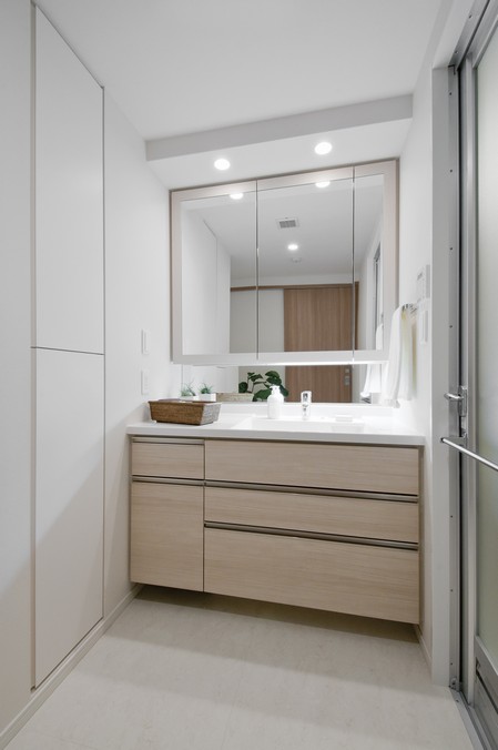  [bathroom] Three-sided mirror with wide vanity. Wash room size have a room that is at the time of bathing becomes even undressing room. Housework Konasemasu smoothly, such as washing.