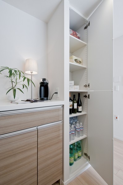  [pantry] Installed in a corner of the kitchen. For convenient storage, such as food and water for stockpile.