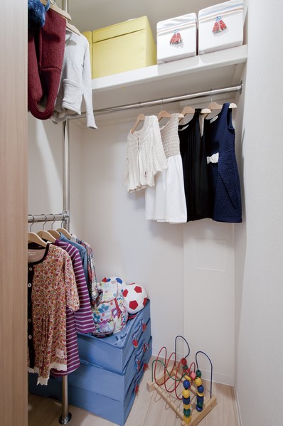  [Walk-in closet of Western-style (2)] Housing the children's clothes and toys. Habit of your clean up is also likely attached to nature and the body.